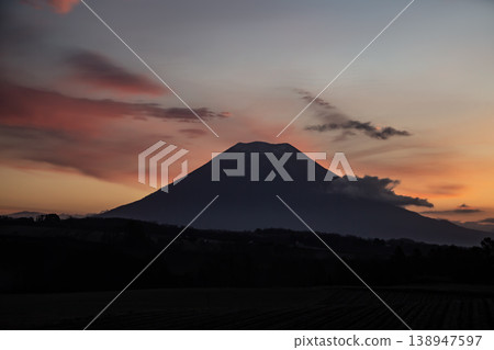 Mount Yotei waiting for the sunrise Mount Yotei waiting for the sunrise 138947597