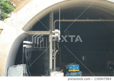 A tunnel 138947964