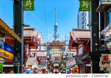 [東京]從淺草新的仲見世購物街看到的東京晴空塔 138948106