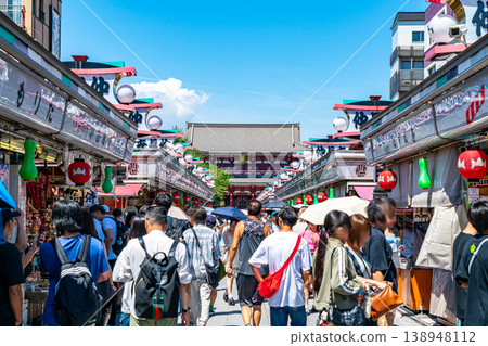 【東京】淺草寺附近的仲見世商店街，遊客熙熙攘攘。 138948112