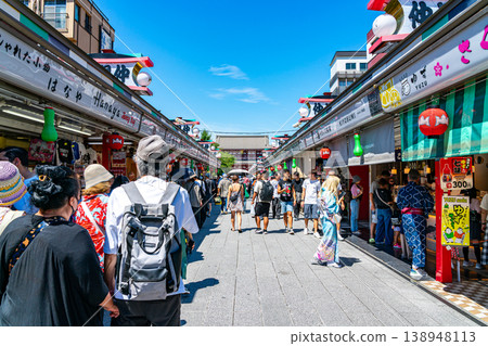 【東京】淺草寺附近的仲見世商店街,遊客熙熙攘攘。 【東京】淺草寺附近的仲見世商店街,遊客熙熙攘攘。 138948113