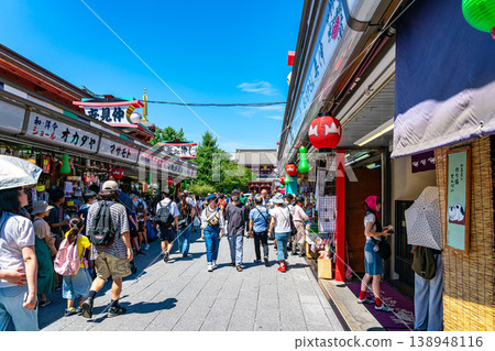 【東京】淺草寺附近的仲見世商店街，遊客熙熙攘攘。 138948116