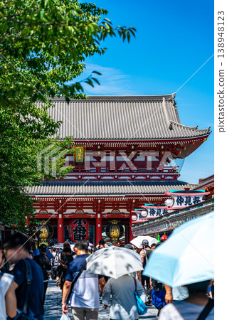 [Tokyo] The Hozomon Gate of Senso-ji Temple under a beautiful summer blue sky 138948123
