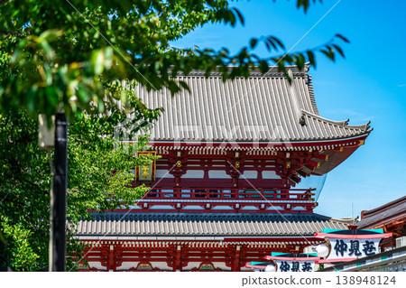 [Tokyo] The Hozomon Gate of Senso-ji Temple, beautiful with summer greenery. 138948124