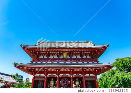 [Tokyo] The Hozomon Gate of Senso-ji Temple under a beautiful summer blue sky 138948125