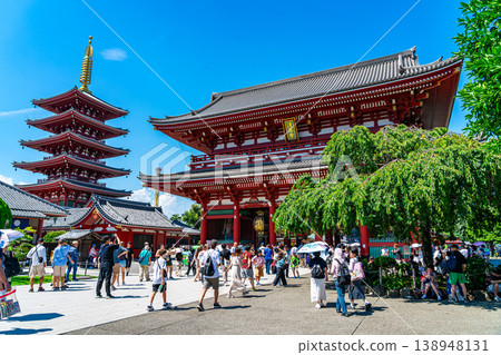 [Tokyo] The Hozomon Gate and Five-Storied Pagoda of Senso-ji Temple under a beautiful summer blue sky 138948131