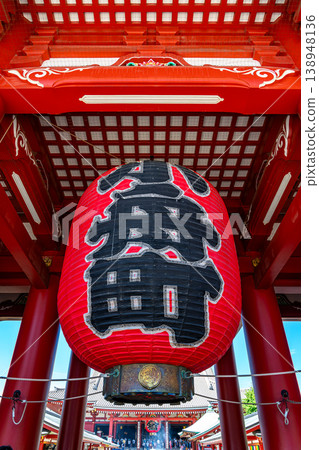 【東京】淺草寺寶藏門,門上巨大的燈籠令人印象深刻。 【東京】淺草寺寶藏門,門上巨大的燈籠令人印象深刻。 138948136