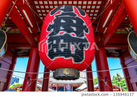 【東京】淺草寺寶藏門,門上巨大的燈籠令人印象深刻。 【東京】淺草寺寶藏門,門上巨大的燈籠令人印象深刻。 138948137