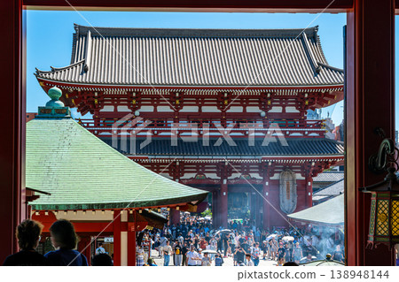 【東京】從淺草寺正殿望去的寶藏門 138948144