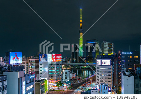 【東京】從淺草眺望夜幕下的東京晴空塔。 【東京】從淺草眺望夜幕下的東京晴空塔。 138948193