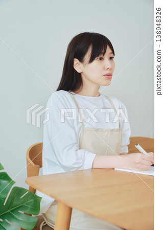 一位女士正在記菜單筆記；描繪了準備膳食和每日計劃的場景。 138948326