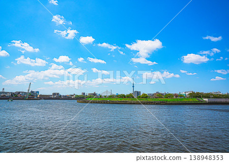 初夏時節,晴空萬裡,東京葛飾區中川的景色。 初夏時節,晴空萬裡,東京葛飾區中川的景色。 138948353