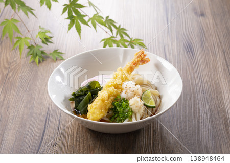 天婦羅蝦烏龍麵(圖:將湯汁淋在烏龍面上) 天婦羅蝦烏龍麵(圖:將湯汁淋在烏龍面上) 138948464