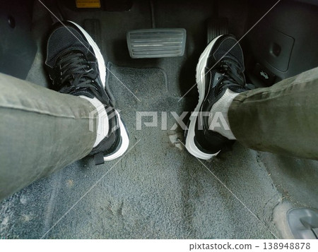 駕駛員腳部空間和汽車踏板 駕駛員腳部空間和汽車踏板 138948878