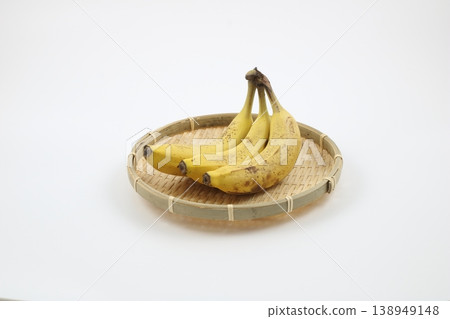 鮮黃的香蕉在白色背景的襯托下格外醒目。 鮮黃的香蕉在白色背景的襯托下格外醒目。 138949148