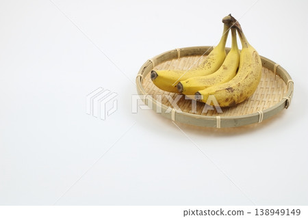 一張靜止的圖片,畫面中是放在篩子上的成熟香蕉。 一張靜止的圖片,畫面中是放在篩子上的成熟香蕉。 138949149