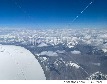 從杜拜飛往羽田機場的航班上看到的阿富汗-巴基斯坦邊境附近的興都庫什山脈。 138949205