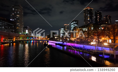 大阪中之島地區的夜景：河畔的建築與夢幻般的燈光倒影。 138949260