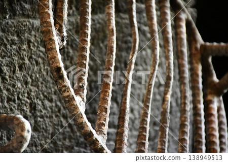 well-used grilling net 138949513