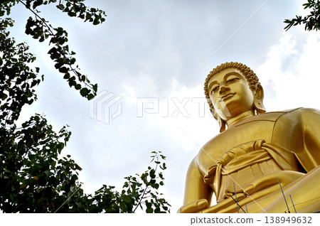 “泰國 Paknam Phasi Charoen 寺的大佛和多雲的天空” 138949632