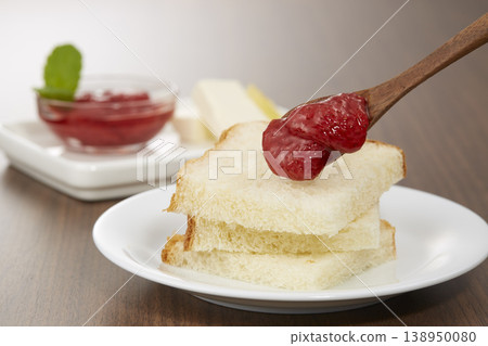 一張早餐圖片，畫面中是看起來很美味的草莓果醬。 138950080