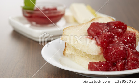 一張早餐圖片，畫面中是看起來很美味的草莓果醬。 138950089