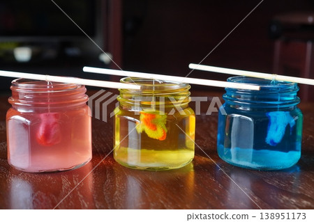 色彩繽紛的手工蠟燭裝在玻璃罐中，營造出舒緩的燈光效果。 138951173