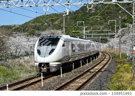 山中谷:一排約 1000 棵櫻花樹,景色壯麗;一列特快列車駛過阪和線的山中谷站。 山中谷:一排約 1000 棵櫻花樹,景色壯麗;一列特快列車駛過阪和線的山中谷站。 138951991