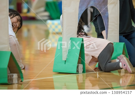 [Nursery school sports day obstacle course] 138954157