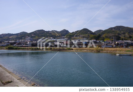 A view of the mountainside with cherry blossoms in bloom from Sano Yoi Park in Awaji City, Hyogo Prefecture. 138954935