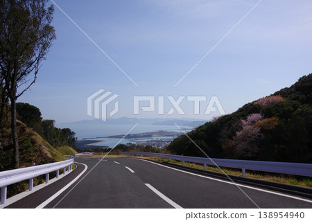 A view of Iho-Shinshima and Sumoto from the road leading to Tsuna-no-Sato in Awaji City, Hyogo Prefecture. 138954940