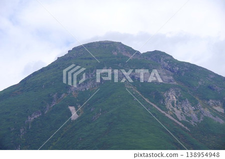 從北海道沙裡町知床十字路口眺望羅臼山 138954948
