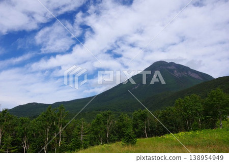 從北海道沙裡町知床十字路口眺望羅臼山 138954949