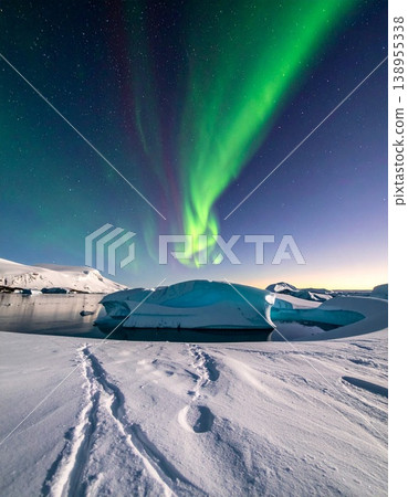 【人工智慧生成影像】太空世界：美麗的北極光灑滿冰凍星球 138955338