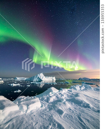【人工智慧生成影像】太空世界：美麗的北極光灑滿冰凍星球 138955353