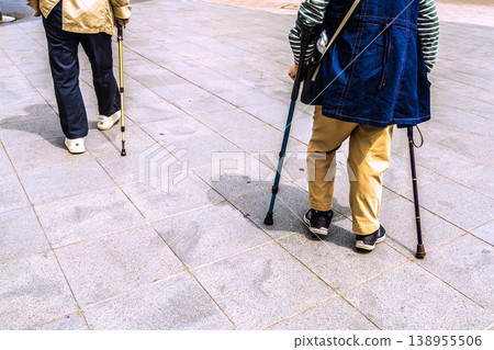 Are the hard sidewalks in Yokohama, Japan, causing knee pain? In our aging society, with elderly men and women using canes, isn't the strain on their knees increasing? 138955506