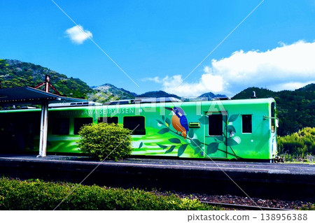 春季的錦川青龍線停靠在一個無人值守的車站。 春季的錦川青龍線停靠在一個無人值守的車站。 138956388
