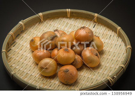 新鮮採摘的小珍珠洋蔥整顆加入湯中味道鮮美。 138956949