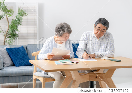 一對老年夫婦正在填寫臨終關懷計劃的相關文件。 138957122