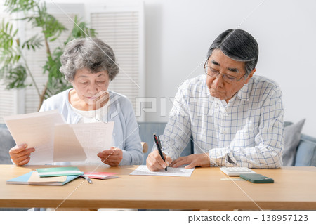 一對老年夫婦正在填寫臨終關懷計劃的相關文件。 138957123
