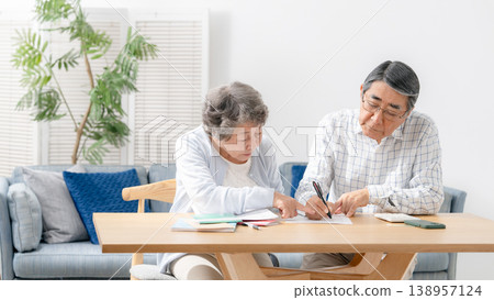 一對老年夫婦正在填寫臨終關懷計劃的相關文件。 138957124