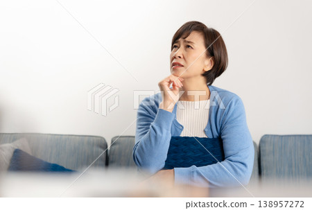 擔心的高級婦女 138957272