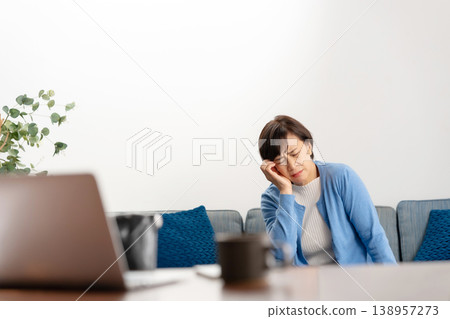 Worried senior woman 138957273