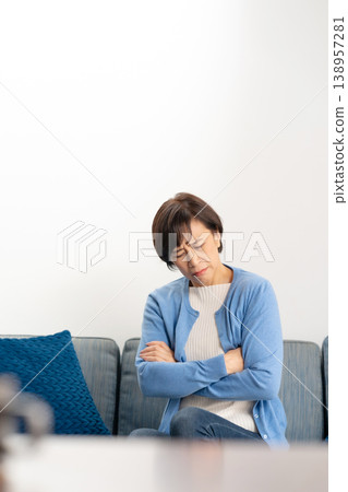 Worried senior woman 138957281