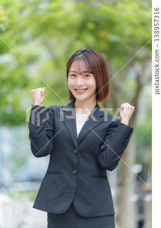 女商人戶外握拳 138957316