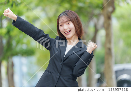 女商人戶外握拳 138957318