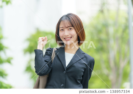 女商人戶外握拳 138957334