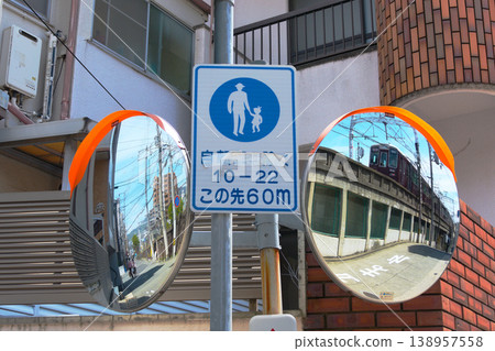 阪急電車的身影映照在凸面鏡中,湛藍的天空下,居民區的日常生活景象盡收眼底。 阪急電車的身影映照在凸面鏡中,湛藍的天空下,居民區的日常生活景象盡收眼底。 138957558