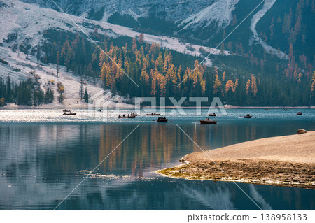 Tourists rowing rowboat on Lago di Braies in autumn at Dolomites, Italy 138958133