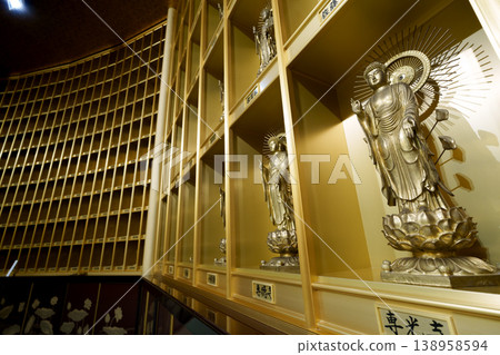 golden buddha statue 138958594